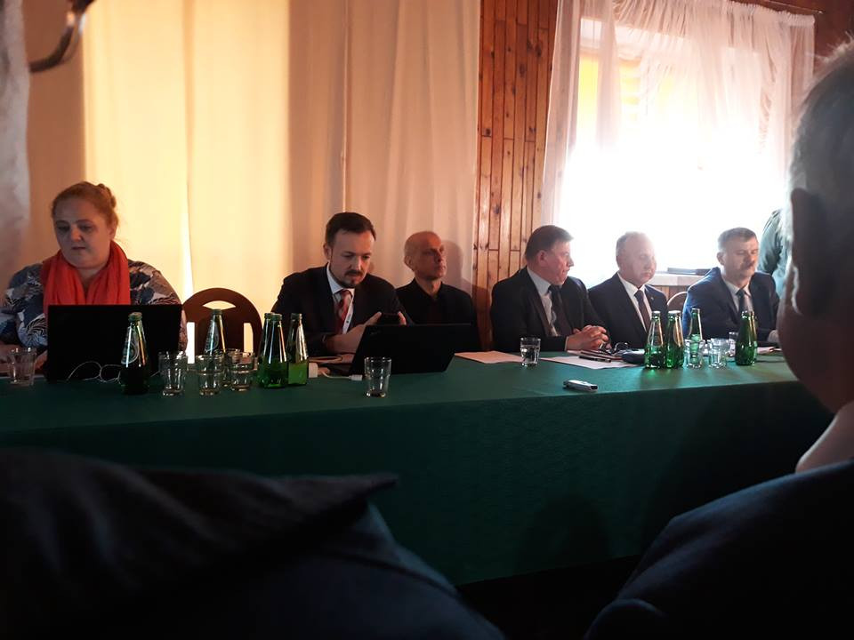 Lotnisko w Baranowie: radni jednomyślnie za referendum
