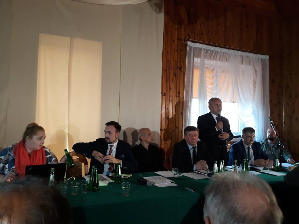 Lotnisko w Baranowie: radni jednomyślnie za referendum