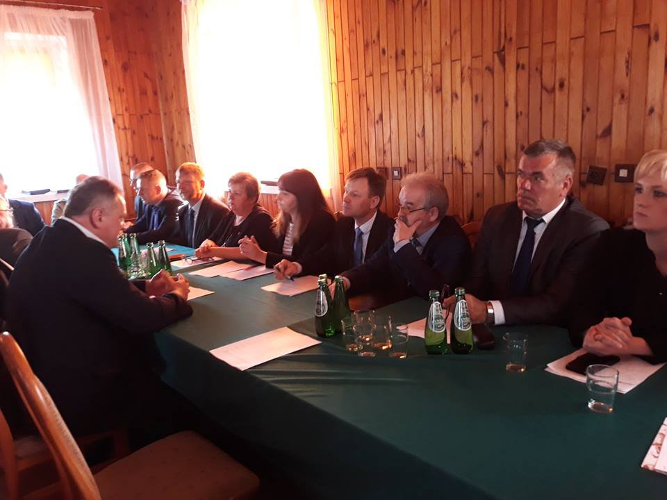 Lotnisko w Baranowie: radni jednomyślnie za referendum