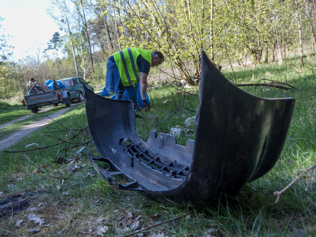 Posprzątali las w Kożuszkach Parcel