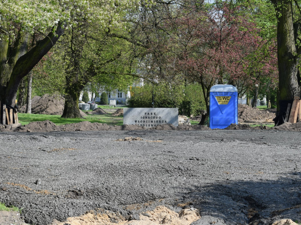 Park Garbolewskiego pod pierzynką szlamu: fotorelacja z remontu