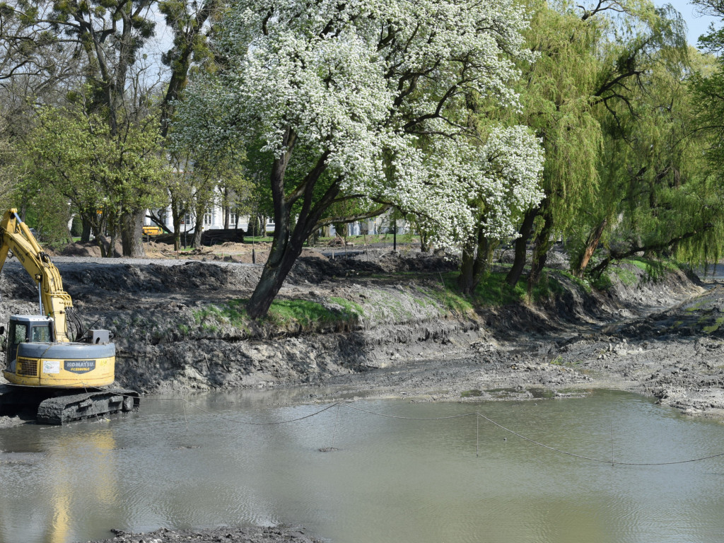 Park Garbolewskiego pod pierzynką szlamu: fotorelacja z remontu
