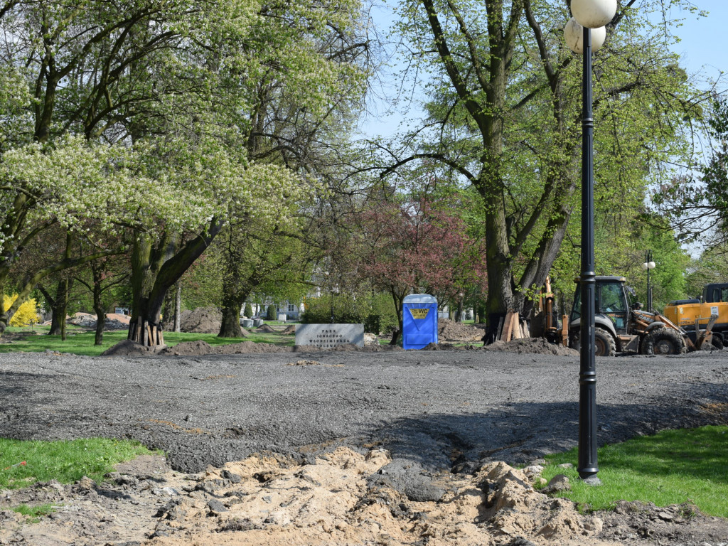 Park Garbolewskiego pod pierzynką szlamu: fotorelacja z remontu