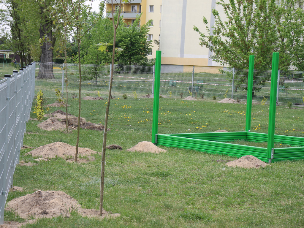Nowy plac zabaw i siłownia na osiedlu Polna: montują zabawki