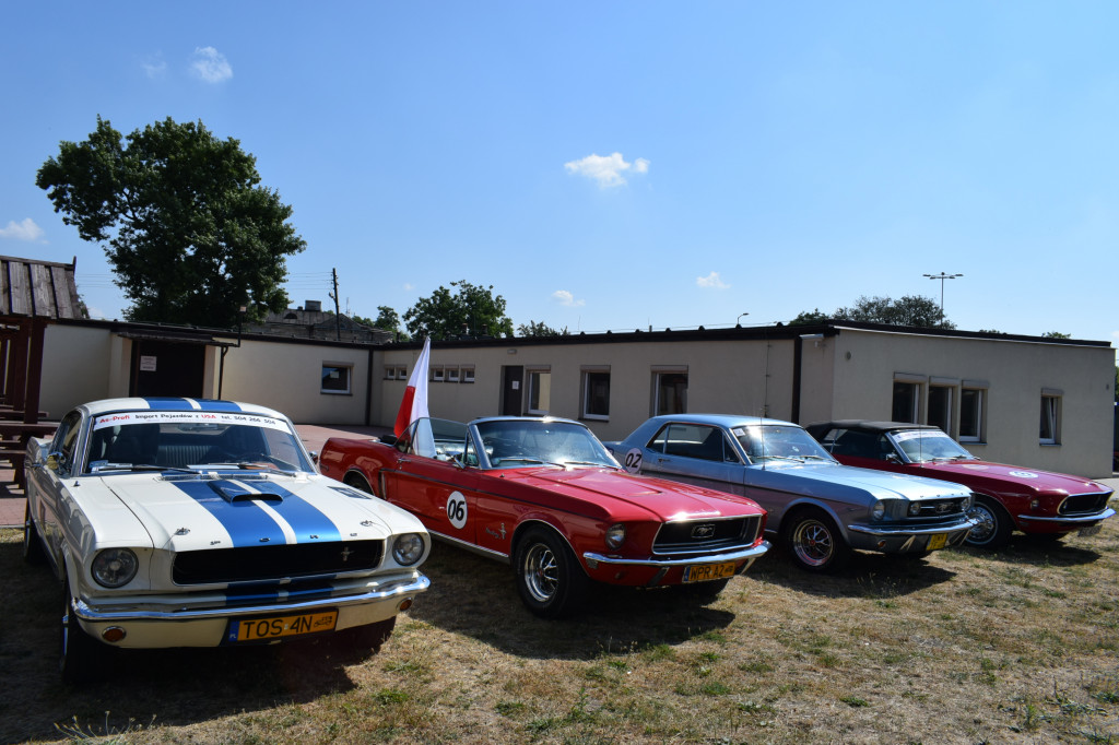 Rajd zabytkowych Mustangów