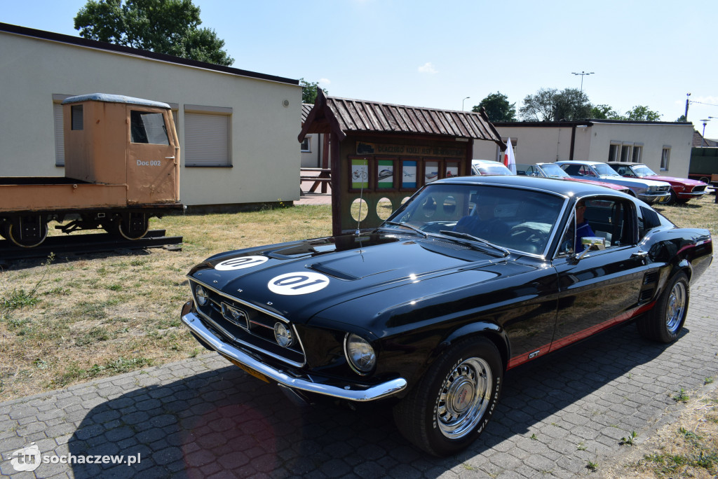 Rajd zabytkowych Mustangów