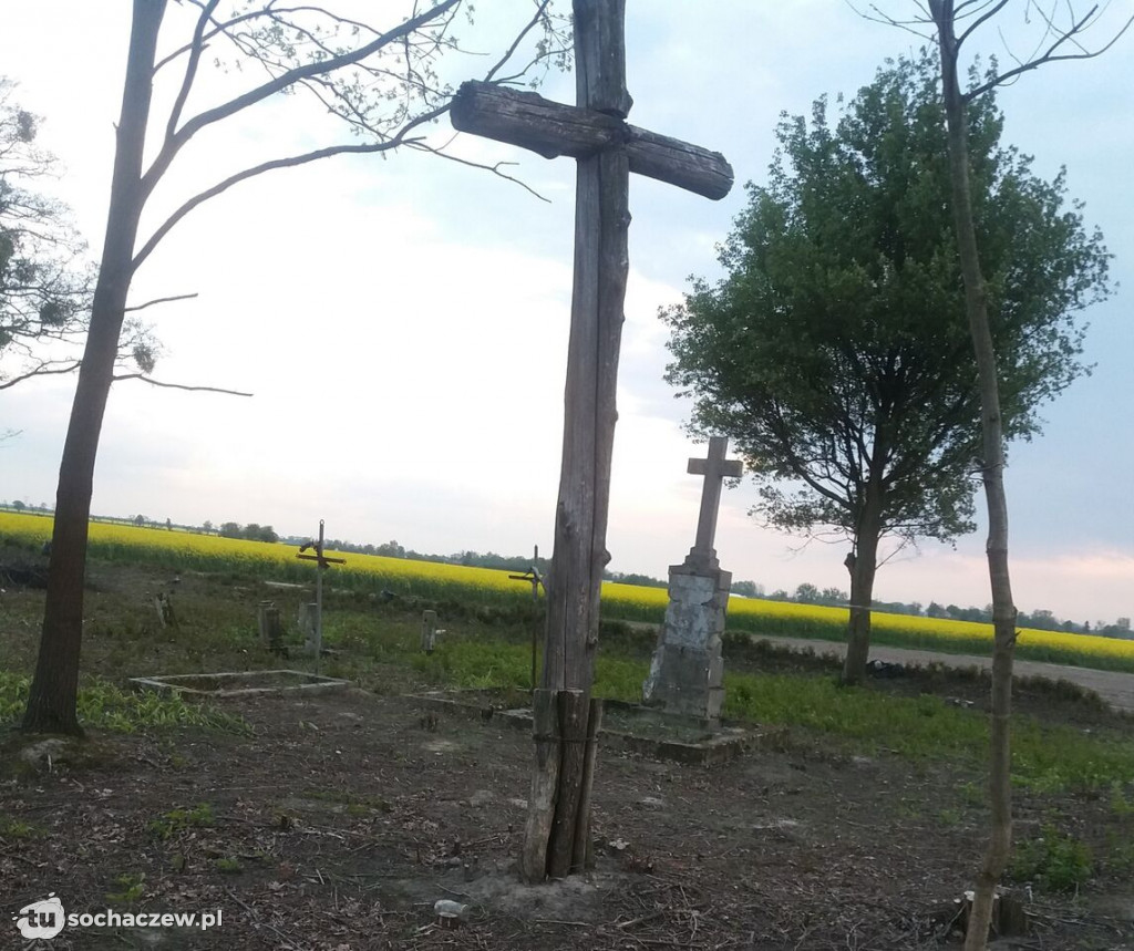 Cmentarz w Dębówce w trakcie renowacji