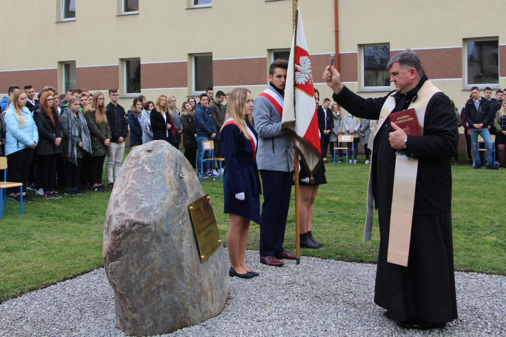 Głaz pamięci przed Ogrodnikiem