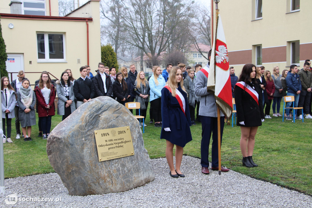 Głaz pamięci przed Ogrodnikiem