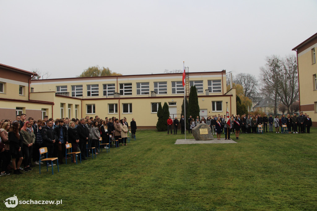 Głaz pamięci przed Ogrodnikiem