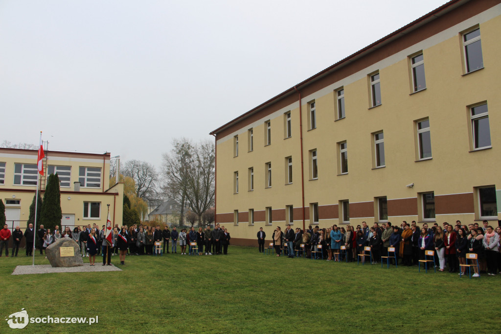 Głaz pamięci przed Ogrodnikiem