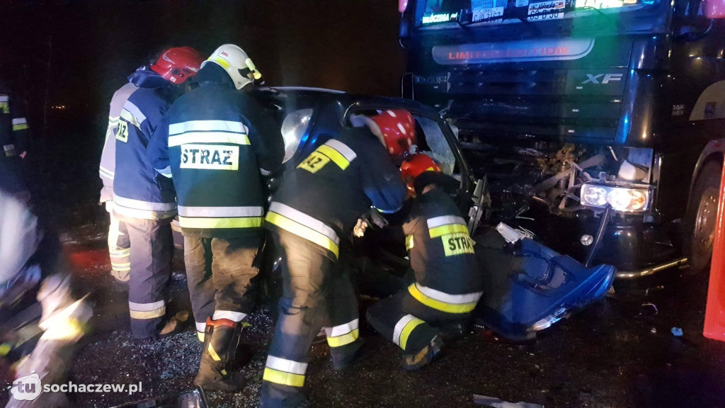 Zderzenie osobówki z samochodem ciężarowym