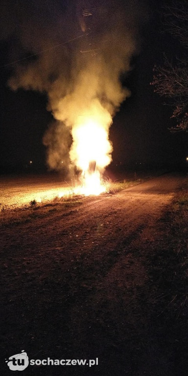 Nocny pożar transformatora w Elżbietowie