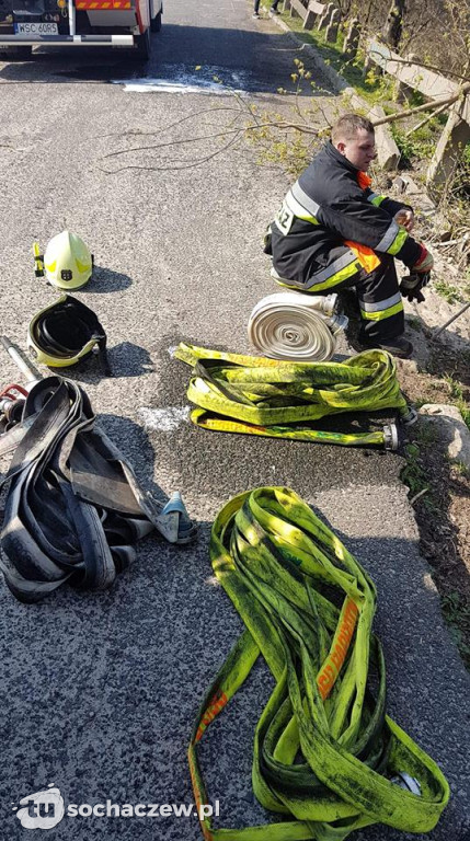 Toruńska Sochaczew. OSP Paprotnia gasi pożar