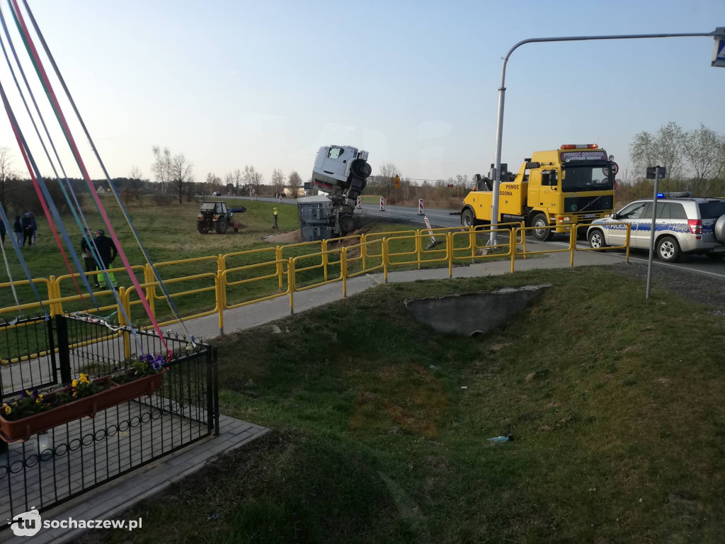 Kamion. Ciężarówka w rowie