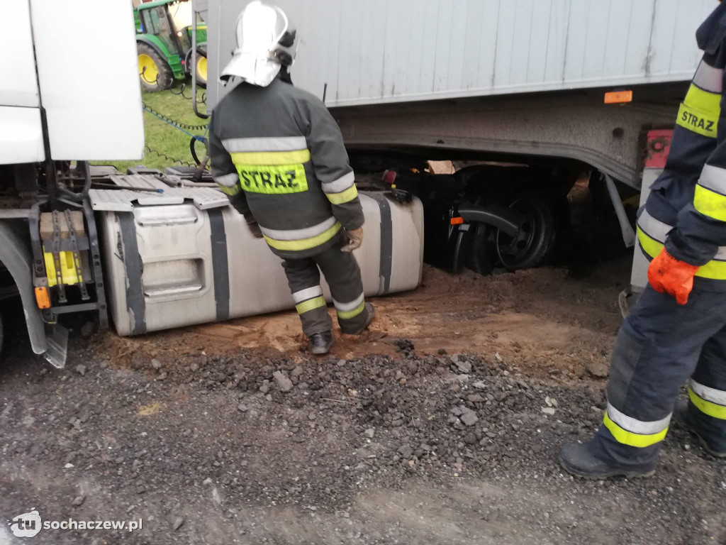 Kamion. Ciężarówka w rowie