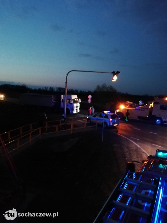 Kamion. Ciężarówka w rowie