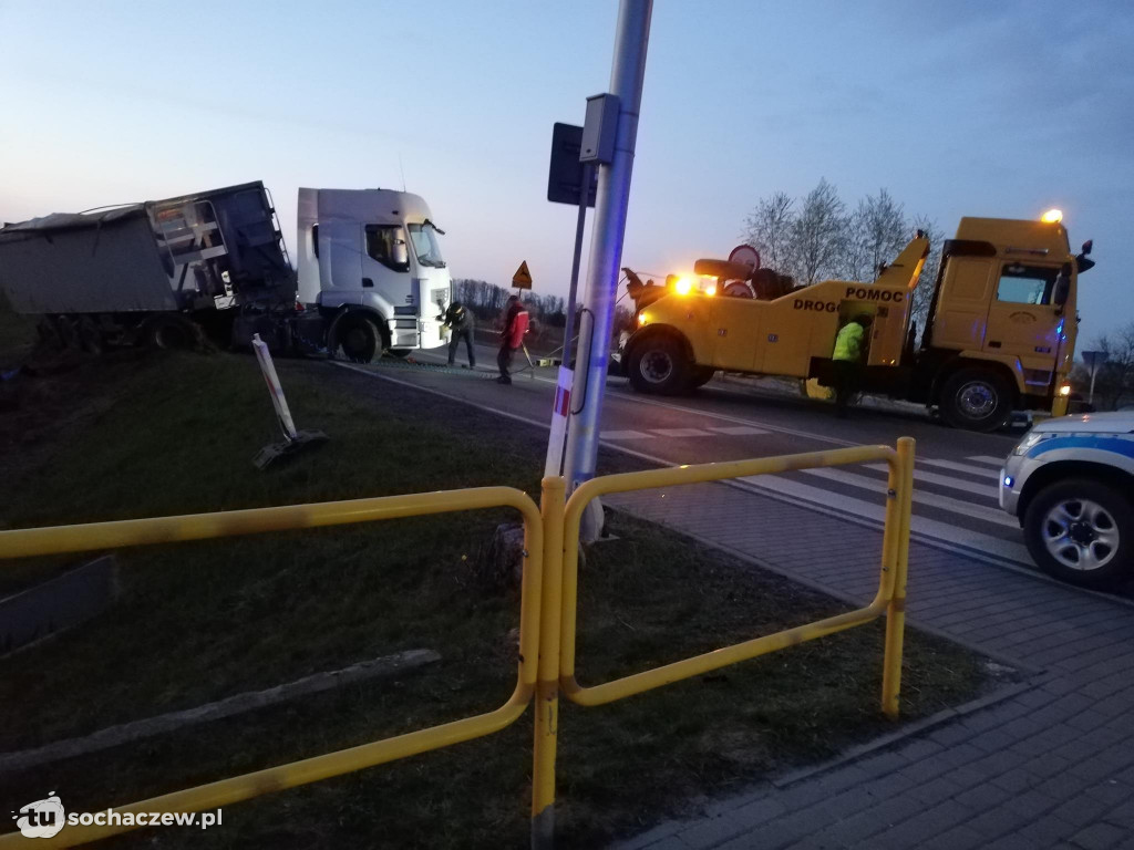 Kamion. Ciężarówka w rowie