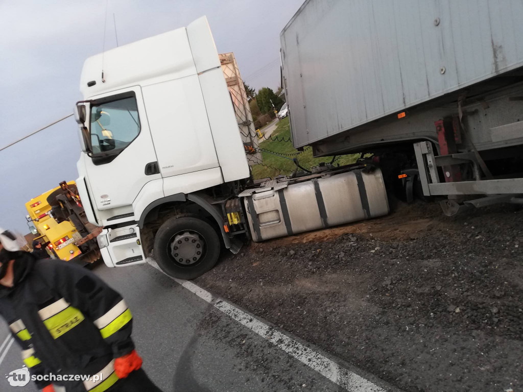 Kamion. Ciężarówka w rowie