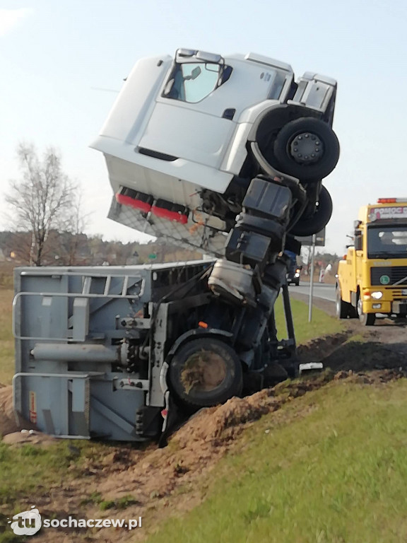 Kamion. Ciężarówka w rowie