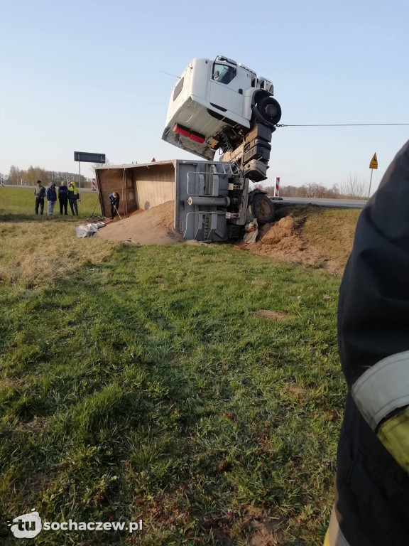 Kamion. Ciężarówka w rowie