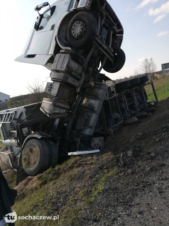 Kamion. Ciężarówka w rowie