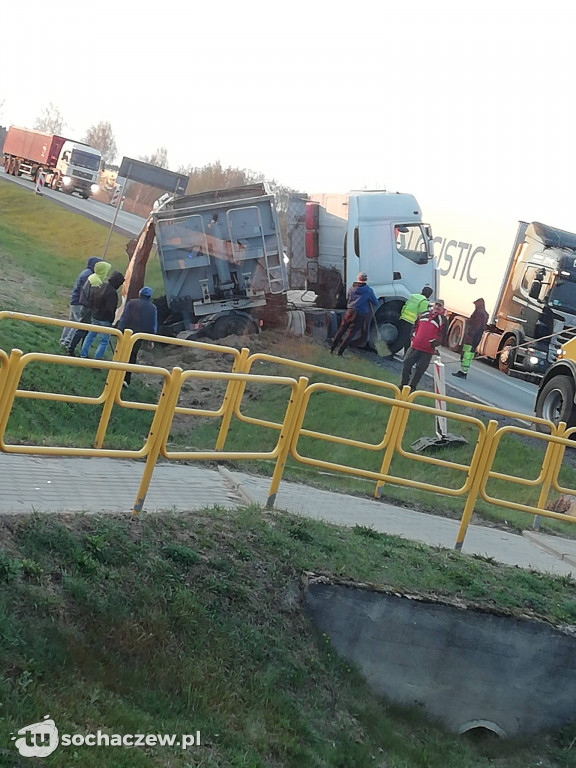 Kamion. Ciężarówka w rowie