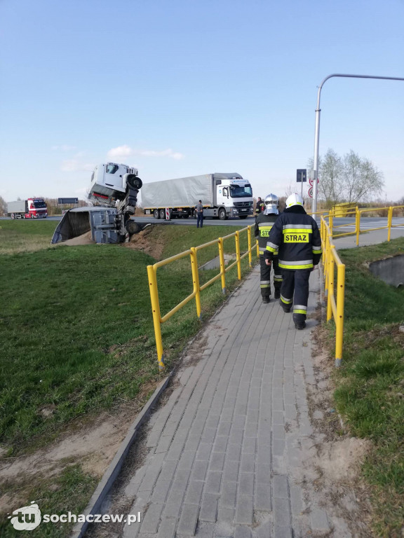 Kamion. Ciężarówka w rowie