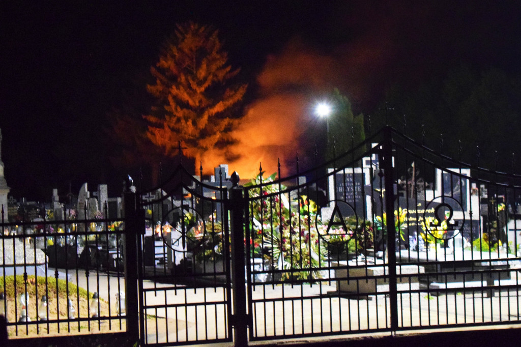 Na cmentarzu w Giżycach znów zapłonął ogień