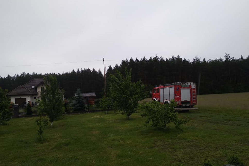 Piorun uderzył w słup