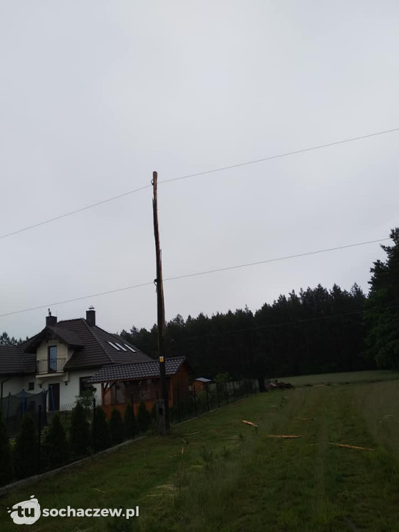 Piorun uderzył w słup