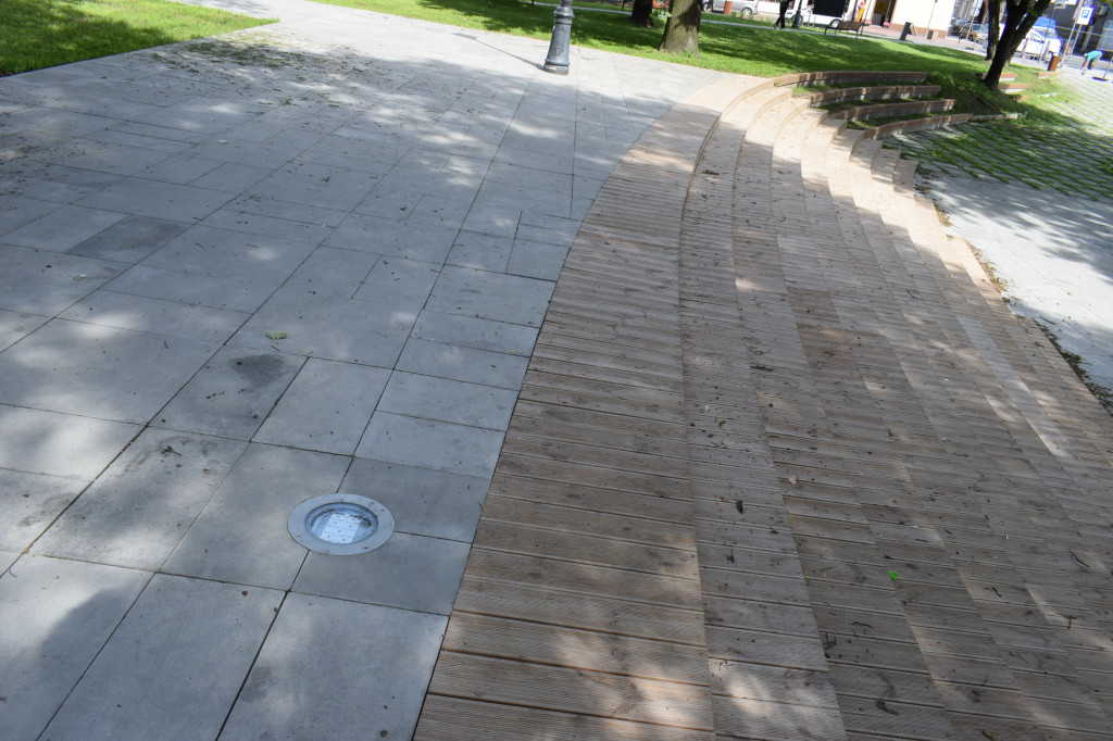 Park przy Traugutta i synagoga w lampach