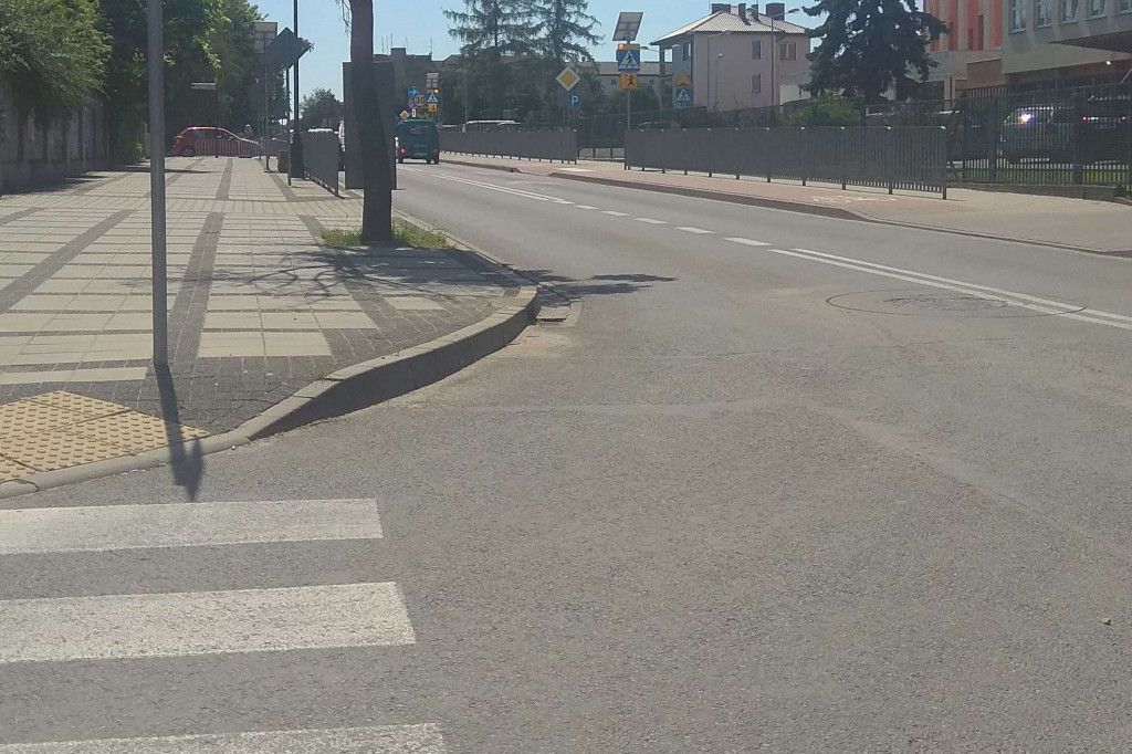 Czy pani widzi ten samochód? Ale nie ten tyłem
