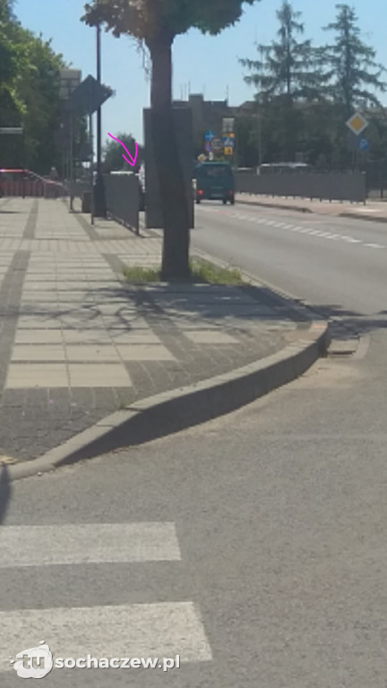 Czy pani widzi ten samochód? Ale nie ten tyłem