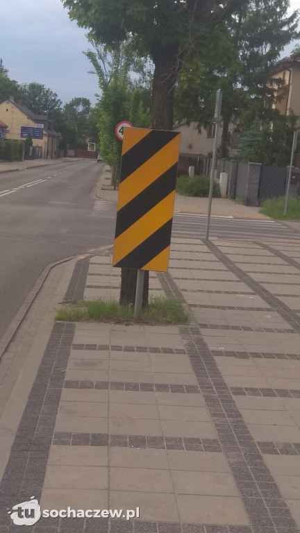 Czy pani widzi ten samochód? Ale nie ten tyłem