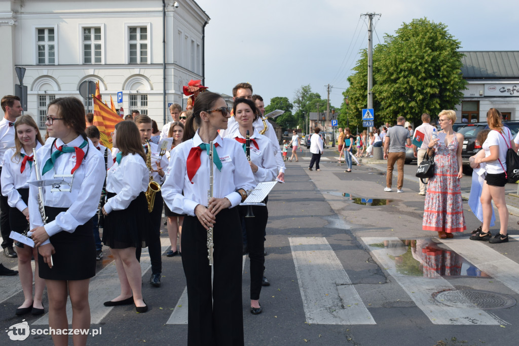 Parada mieszkańców ulicą Warszawską