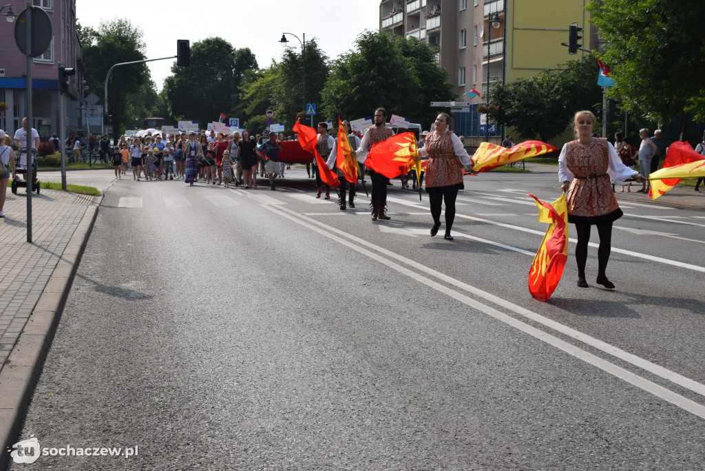 Parada mieszkańców ulicą Warszawską