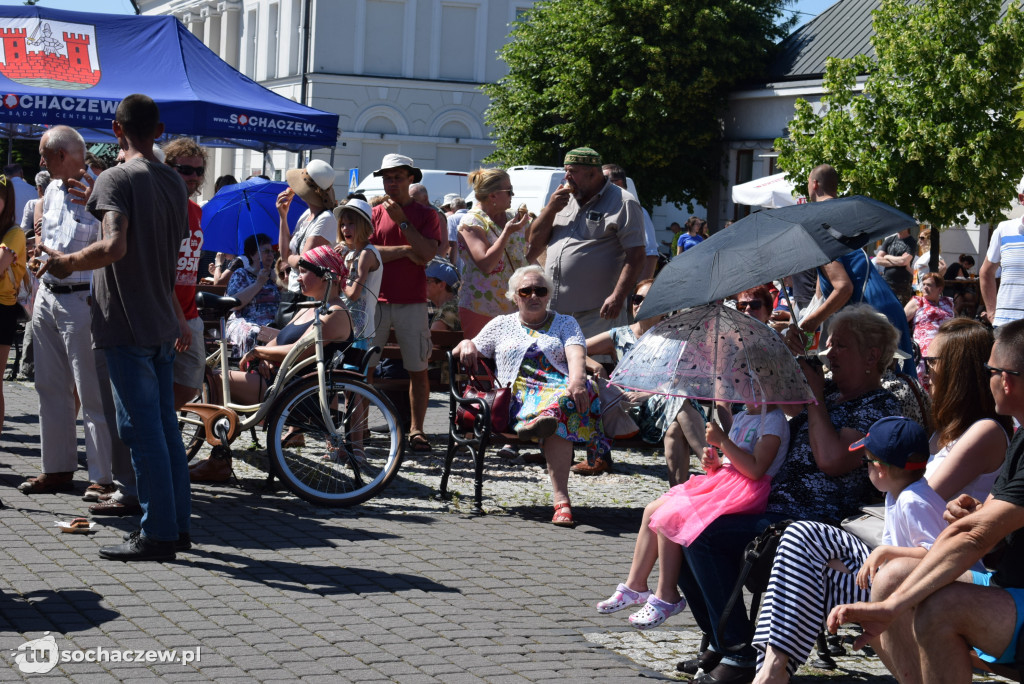 Akordeoniści i mieszkańcy na placu