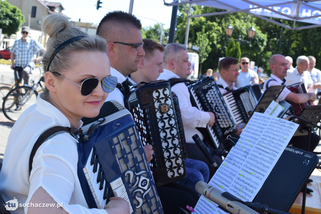 Akordeoniści i mieszkańcy na placu