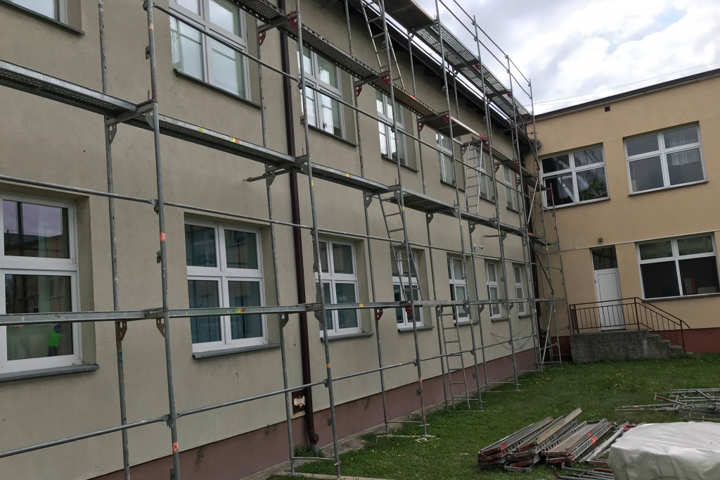 Przebudowa dachu na szkole w Rybnie