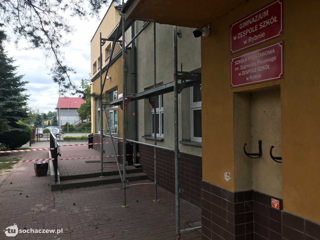 Przebudowa dachu na szkole w Rybnie