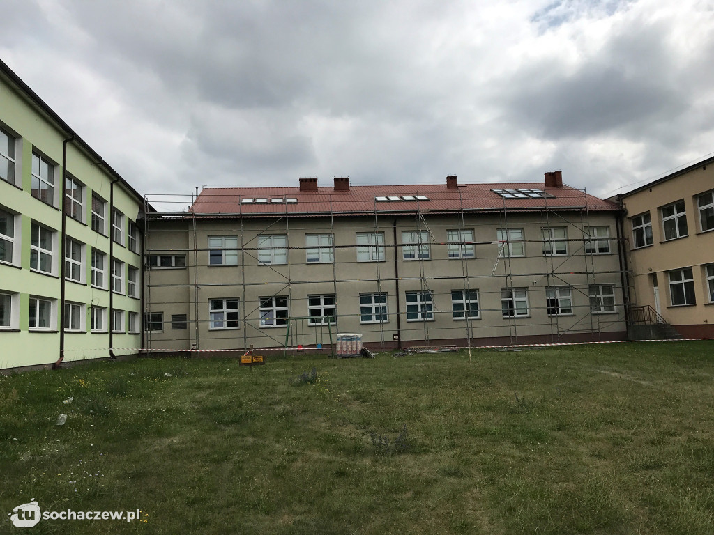 Przebudowa dachu na szkole w Rybnie