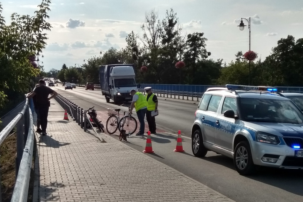 Poważny wypadek rowerzystów na moście