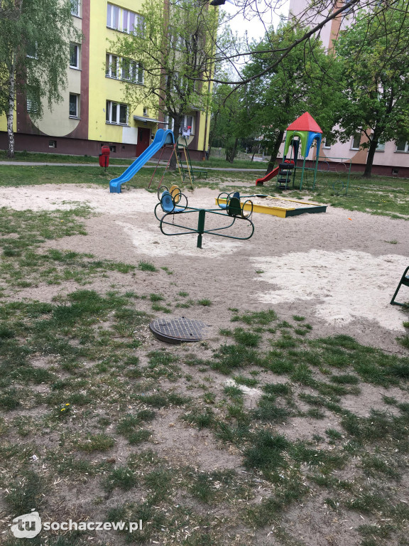 Plac Zabaw przy Okrzei. Przed i po