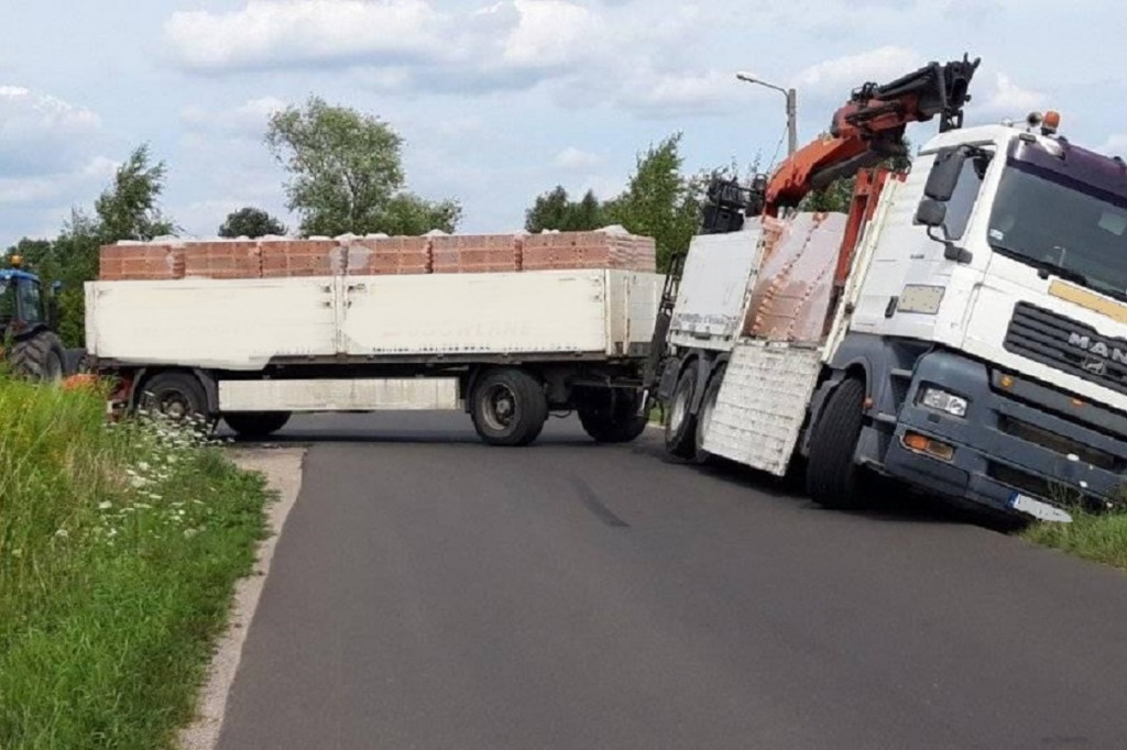 Ciężarówka w rowie. Zakręt w Mokasie