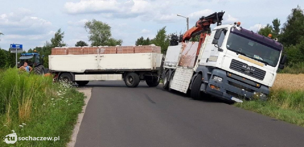 Ciężarówka w rowie. Zakręt w Mokasie