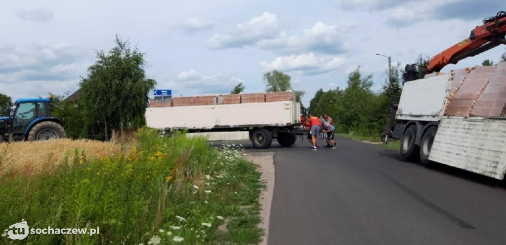 Ciężarówka w rowie. Zakręt w Mokasie
