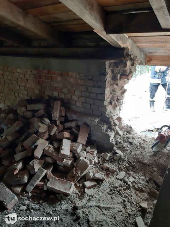 Krowa na dachu. Interwencja strażaków