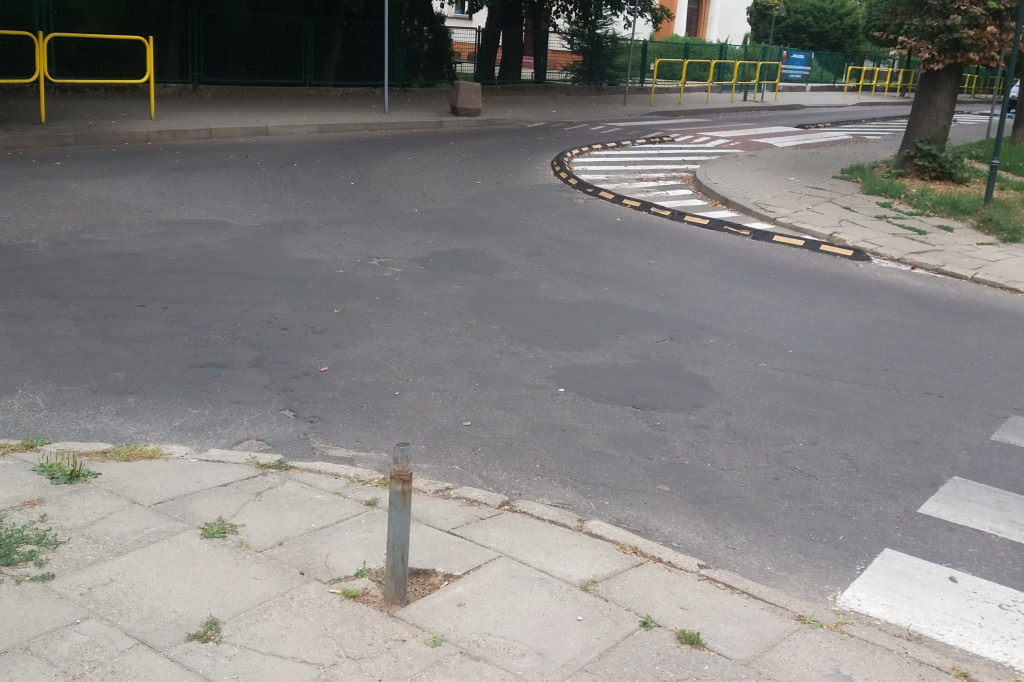Kaczorowskiego. Pręt wystający z ziemi
