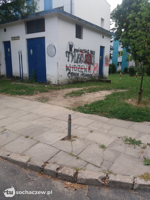 Kaczorowskiego. Pręt wystający z ziemi